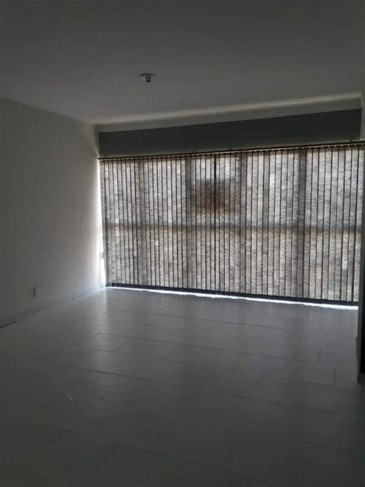 Prédio comercial com portaria! Sala comercial de ensolarada (posição solar norte) com 02 ambientes: