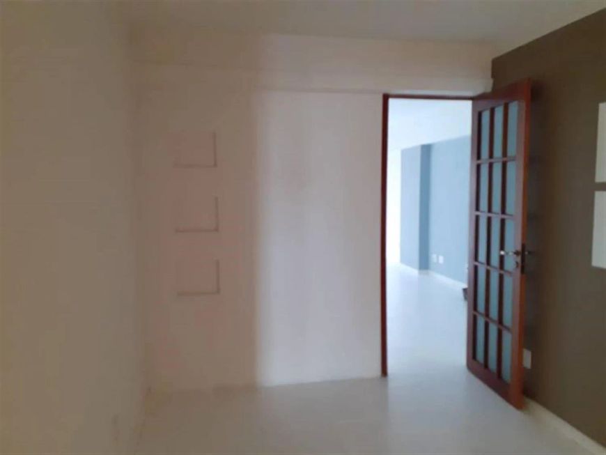 Prédio comercial com portaria! Sala comercial de ensolarada (posição solar norte) com 02 ambientes: