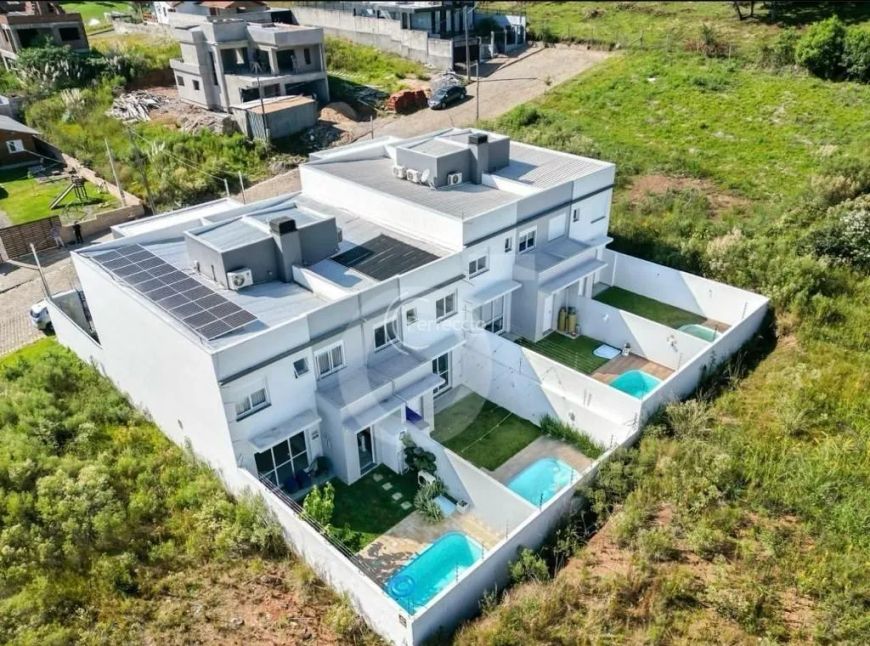 Sobrado com piscina São 174m² privativos &amp;amp;#10004;3 suítes, sendo uma master com closet &amp;amp;#100
