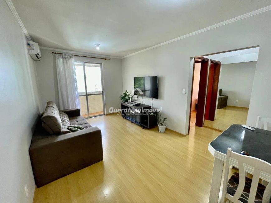 Apartamento semimobiliado c/ 2 quartos no Cred 100