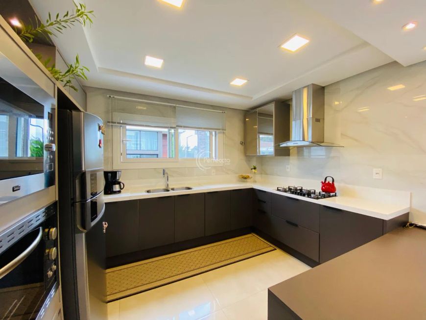 Casa de esquina em Condomínio por R$2.850.000,00 São 261m² privativos &amp;amp;#10004;3 suítes, sendo um