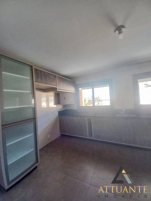 Apartamento semimobiliado no bairro Santa Catarina