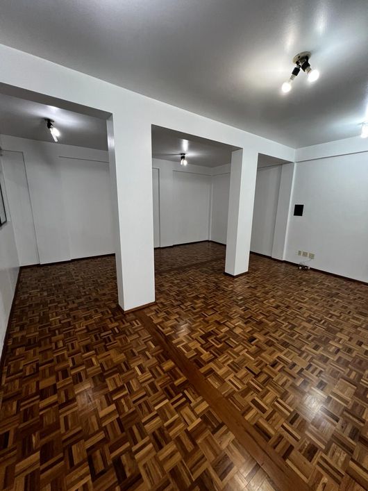 BENTOALVES aluga loja térrea, em galeria, 100m2, bairro Rio Branco - Caxias do Sul - RS