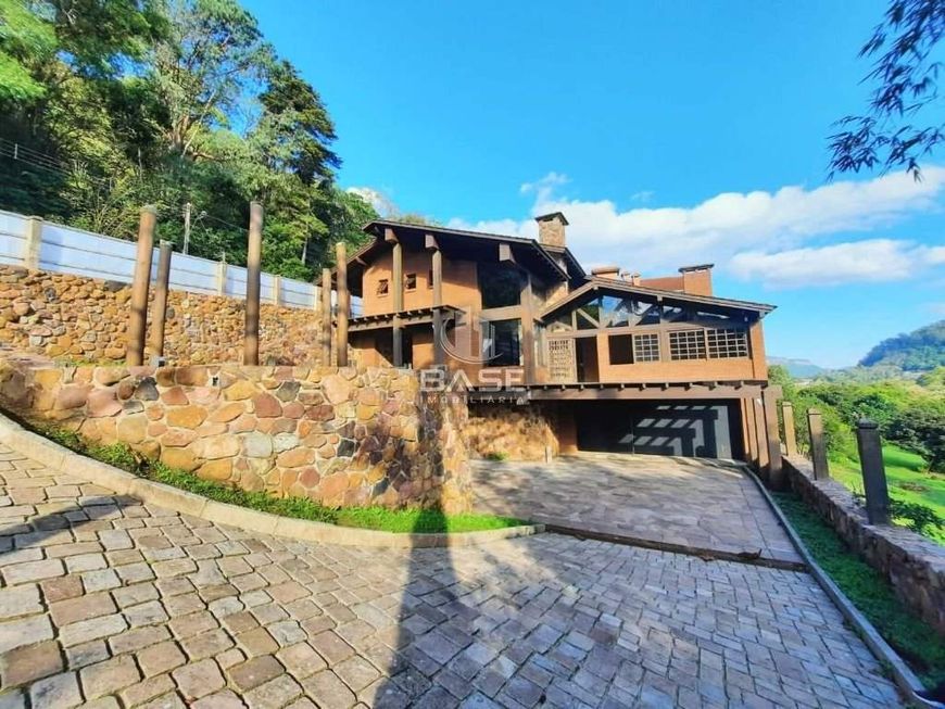 Casa com estilo rústico com 3 dormitórios, sendo 2 suítes. Paredes externas duplas feitas de tijolo