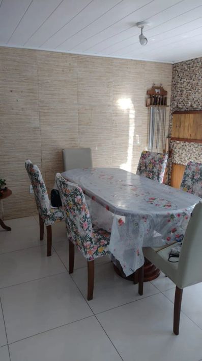 Casa à venda no Moradas Club, Pelotas, com 2 suítes, jardim de inverno, churrasqueira e mais. Condo