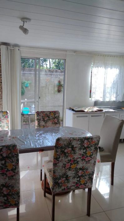 Casa à venda no Moradas Club, Pelotas, com 2 suítes, jardim de inverno, churrasqueira e mais. Condo