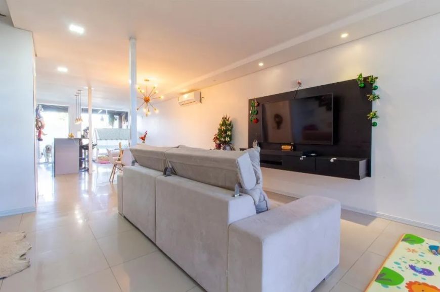 Casa à venda no Laranjal, Pelotas/RS, com 3 dormitórios, 2 suítes, 215 m² de área útil, 4 banheiros
