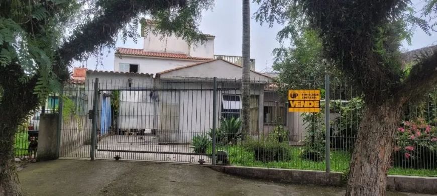 Amplo sobrado à venda, 218 m²,,3 dormitórios por R$ 460.000,00 -Rua linda e arborizada no bairro A