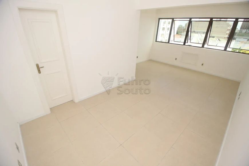 Sala Comercial no Edifício São Gonçalo - Localização Privilegiada no Centro de Pelotas!