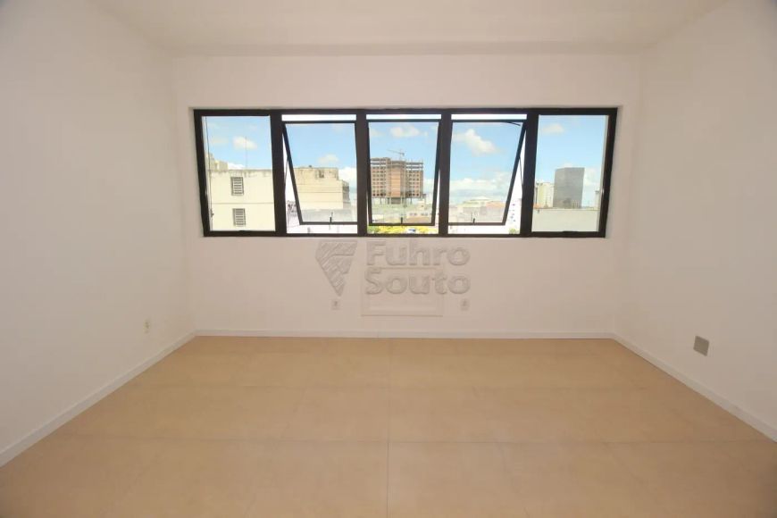 Sala Comercial no Edifício São Gonçalo - Localização Privilegiada no Centro de Pelotas!