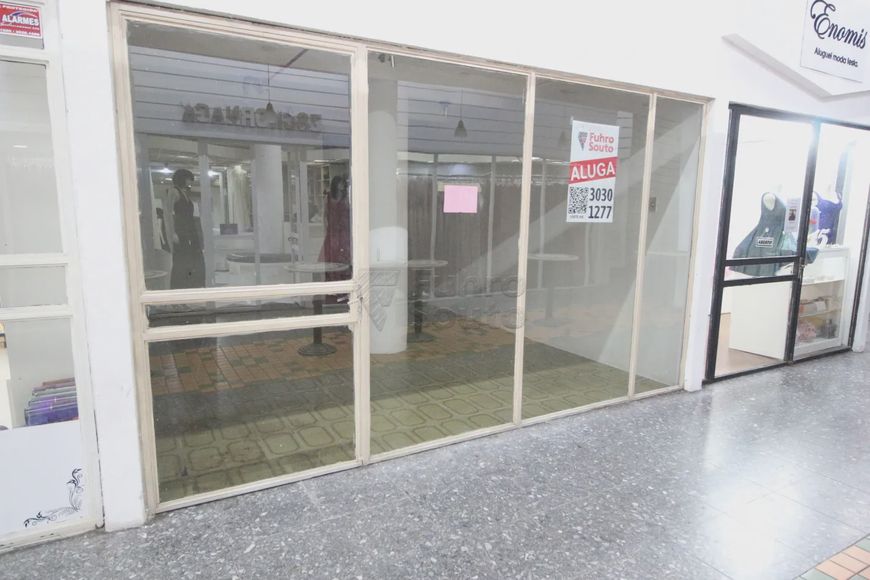 Oportunidade Exclusiva: Sala Comercial em Condomínio com Ampla Vitrine no Edifício Comercial Shoppin