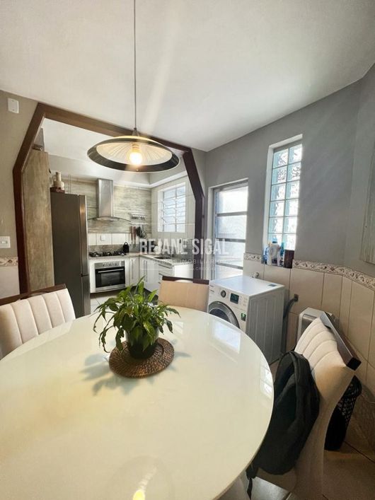 Apartamento têrreo, perto do clube brilhante.