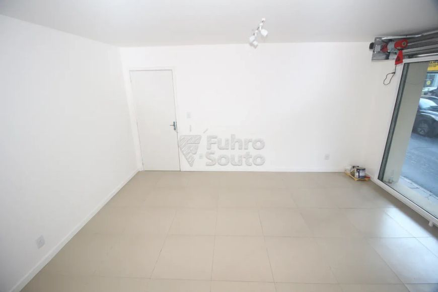 Sala Comercial Fora de Condomínio para Locação ? Centro de Pelotas