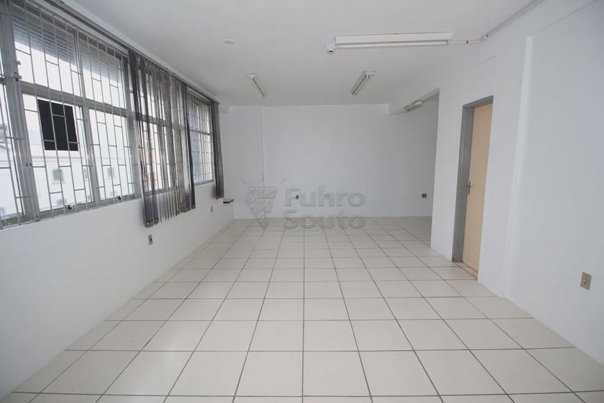 Comercial Sala Fora de Condomínio em Pelotas