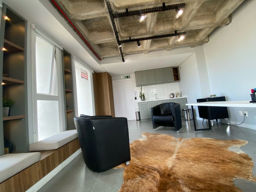 Sala mobiliada de 40 m² no Quartier, Pelotas/RS, com piscina, salão de festas e portaria 24h. Venha