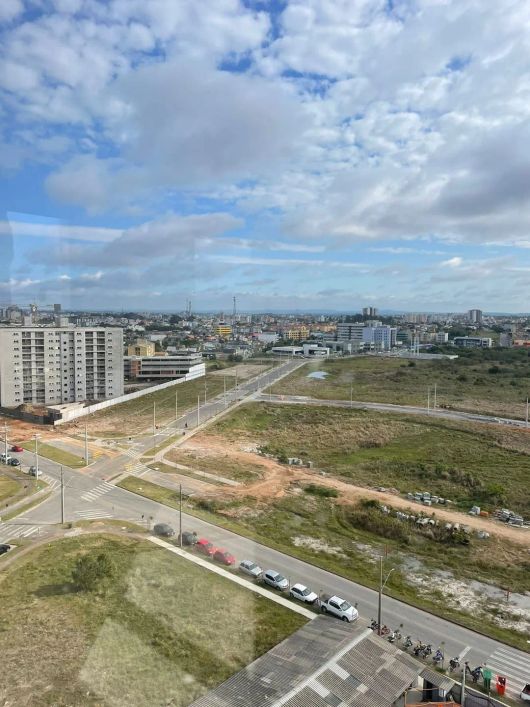Sala comercial à venda no Edifício Vanguarda, Parque Una, Pelotas, RS. Andar alto, piso laminado e