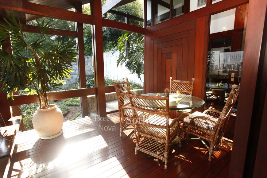 Casa integrada á natureza em localização cobiçada