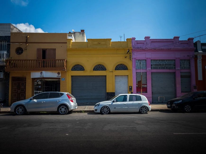 Sala para alugar no Centro de Pelotas/RS: 110m², divisória, piso em cerâmica. Característica pet-fr