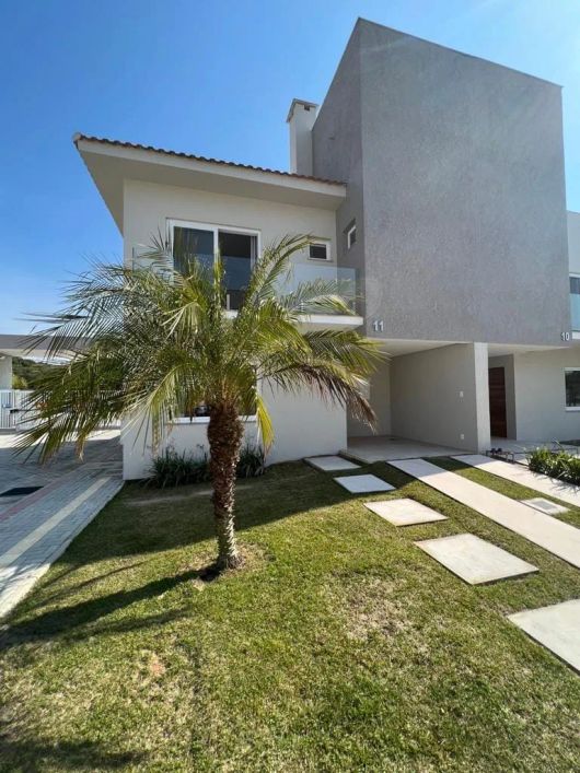Sobrado à venda em Areal, Pelotas/RS, no Figueiras da Marina, com 3 dormitórios, 3 suítes, 132 m² d