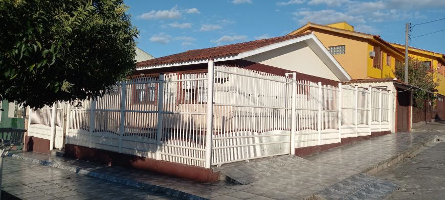 Casa à venda no Fragata, Pelotas, RS, 2 dormitórios, 2 vagas, churrasqueira, cozinha planejada e ar