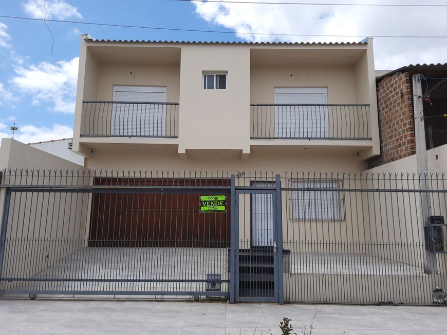 Sobrado para venda possui 300 metros quadrados com 5 quartos em Porto - Pelotas - RS