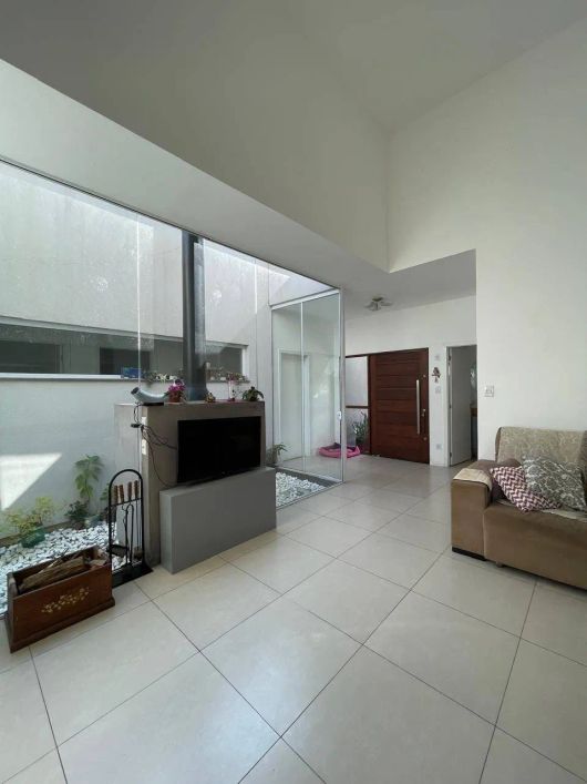 Casa à venda no Alphaville, Pelotas. 3 quartos, 194m², suíte luxuosa, 2 salas, campo de futebol, pi