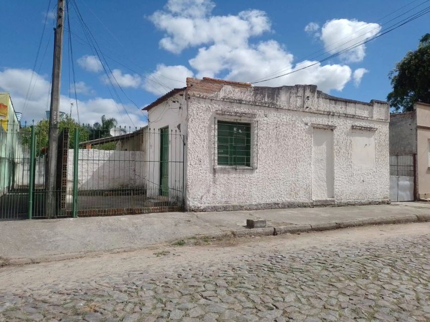 Fragata, Pelotas: Venda de Casa Espaçosa com 3 Dormitórios e 3 Salas. Agende sua Visita! (bem local
