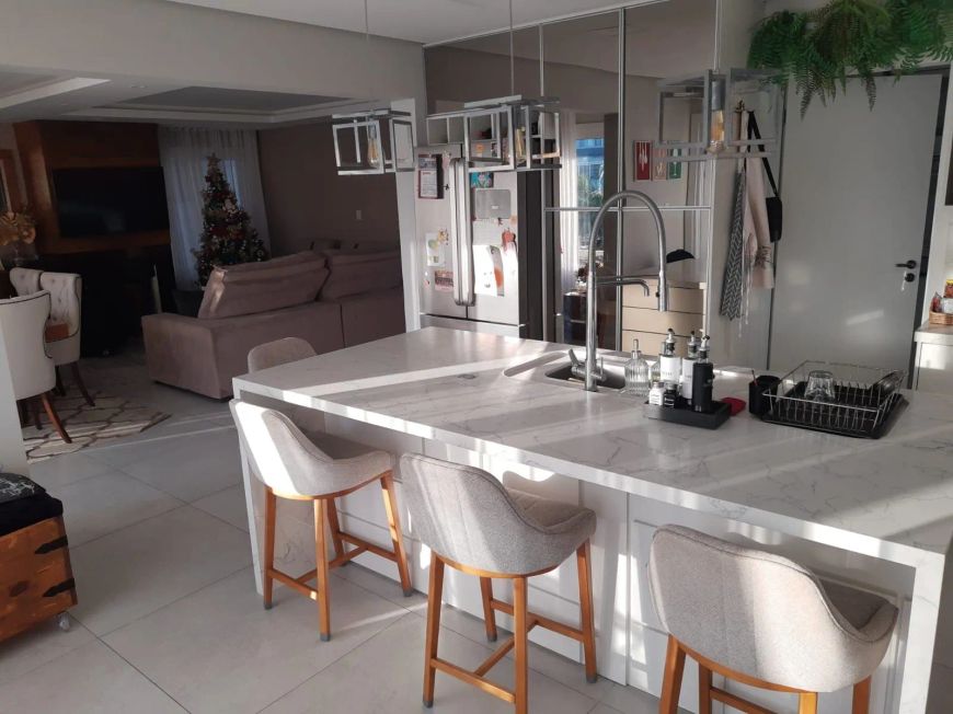 Casa à venda, Laranjal, Pelotas, RS! Imóvel conta com 4 suítes, 4 banheiros, 2 salas e 4 vagas de g