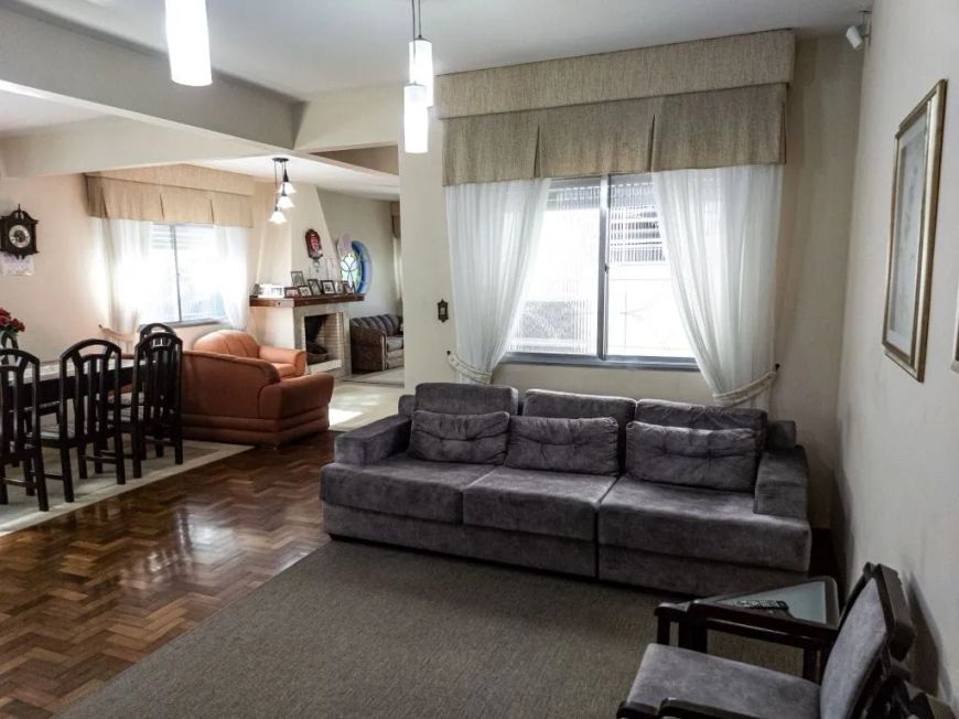 Casa à venda no Fragata, Pelotas/RS: 410 m² de terreno, 220 m² de área útil, 2 dormitórios (2 suíte