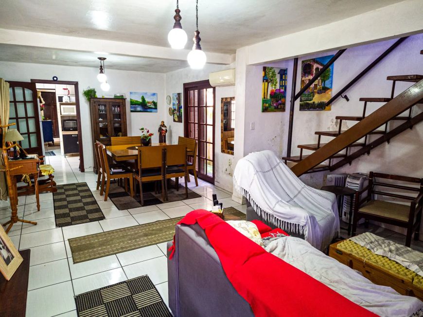 Casa à venda em Fragata, Pelotas/RS: 242,15m² total, 203,44m² úteis, 4 dormitórios (1 suíte), 2 sal