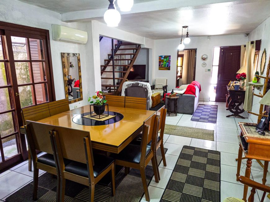 Casa à venda em Fragata, Pelotas/RS: 242,15m² total, 203,44m² úteis, 4 dormitórios (1 suíte), 2 sal