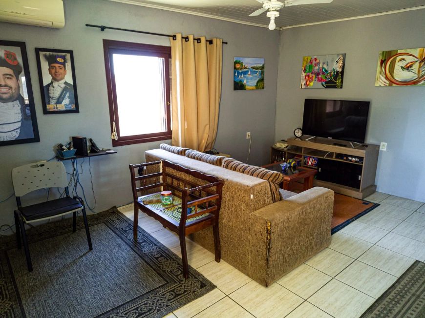 Casa à venda em Fragata, Pelotas/RS: 242,15m² total, 203,44m² úteis, 4 dormitórios (1 suíte), 2 sal