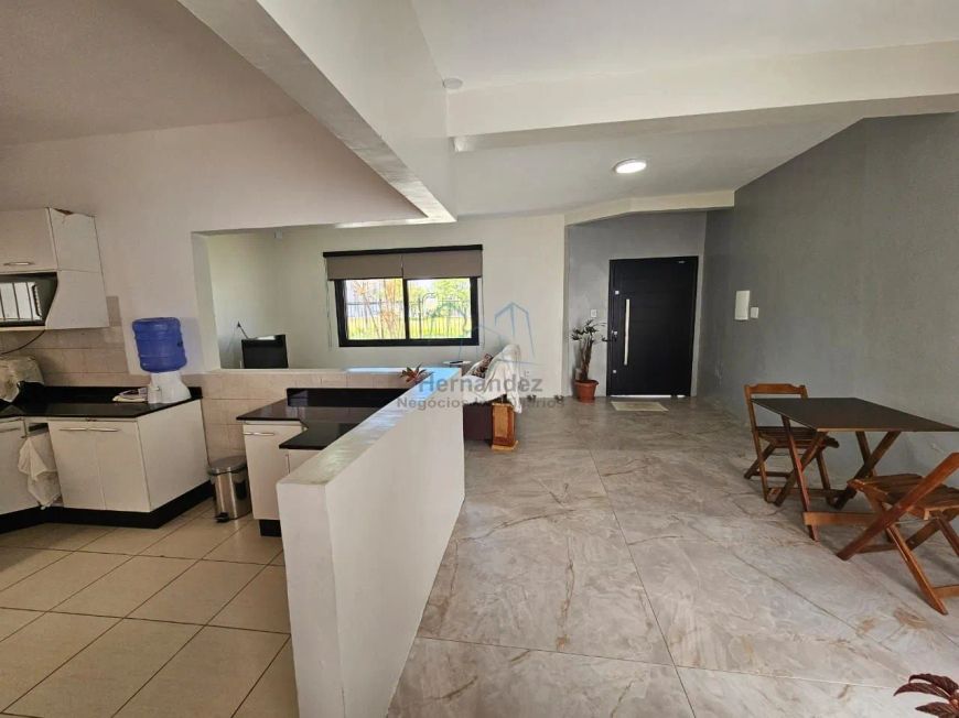 Casa térrea com piscina próximo ao Café 35