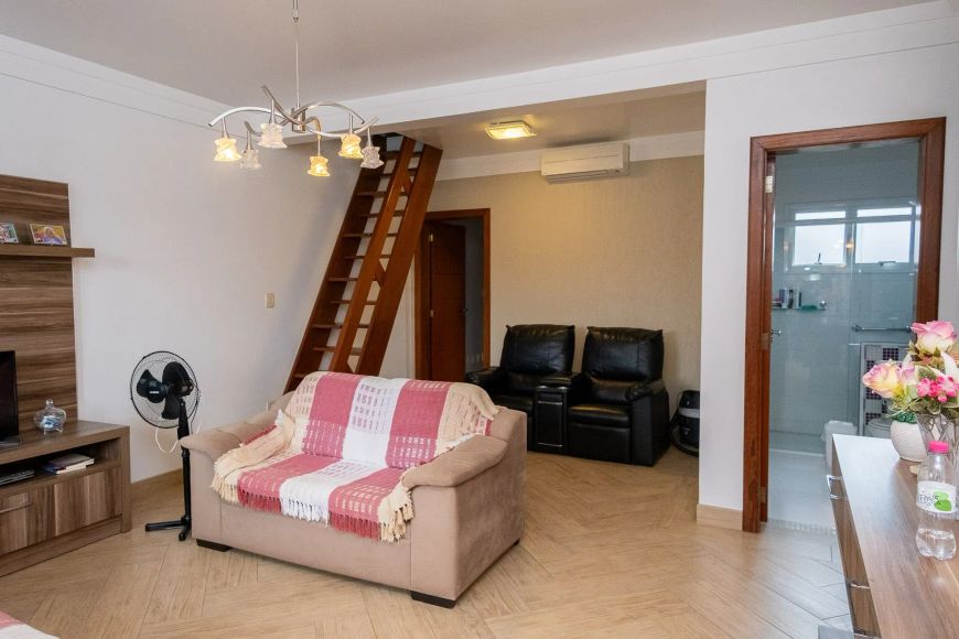 Casa à venda no Fragata, Pelotas, RS, 175 m², piscina, hidromassagem, área gourmet, sacadas, ar-con