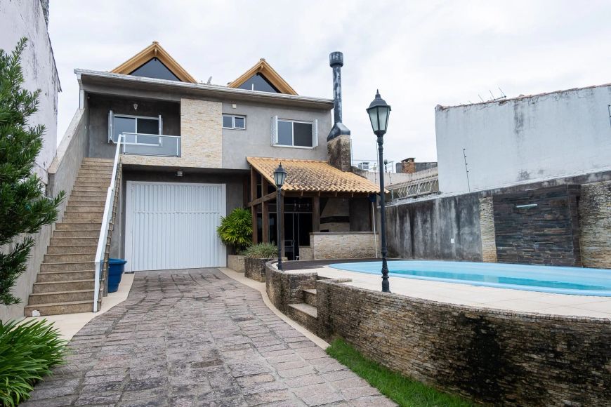 Casa à venda no Fragata, Pelotas, RS, 175 m², piscina, hidromassagem, área gourmet, sacadas, ar-con