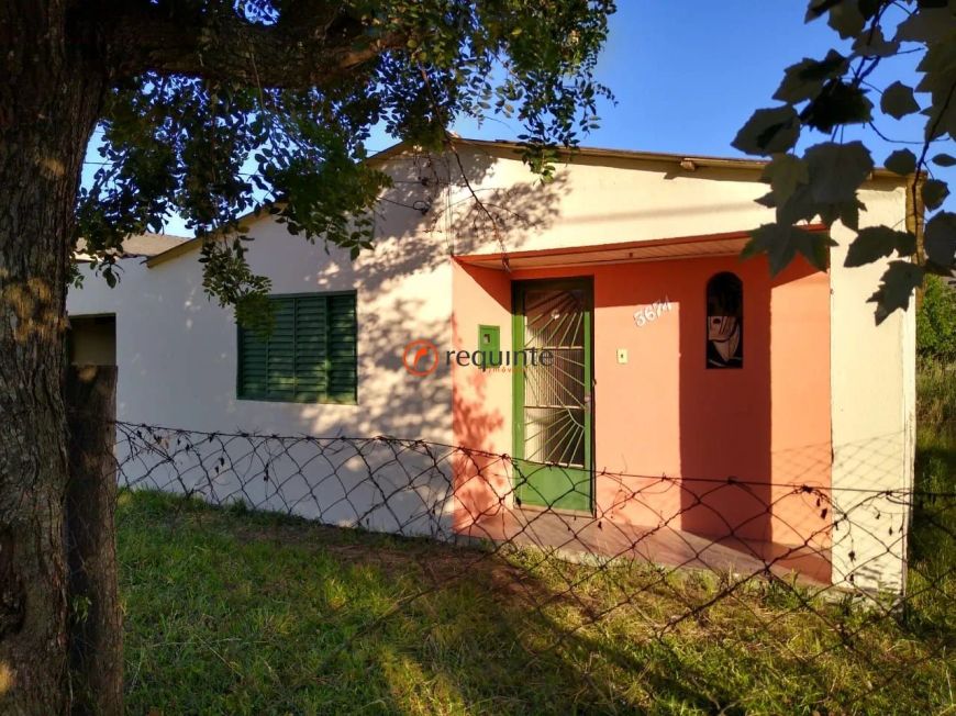 Casa com dois quartos, sala , cozinha, banheiro com box, garagem
