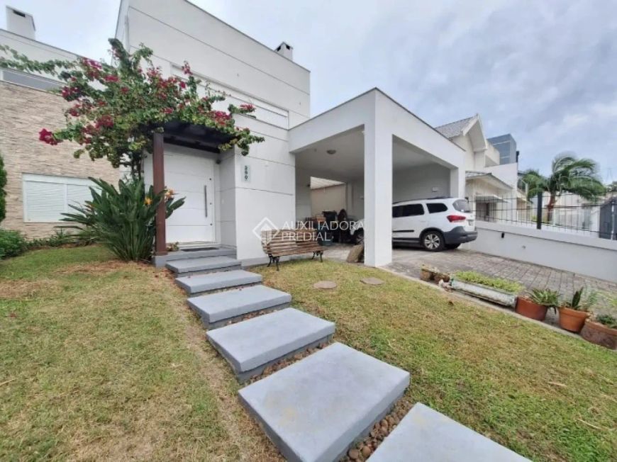 Casa na Zona Norte com 3 Dormitórios e 3 Suítes, Lareira, Churrasqueira e Piscina Aquecida