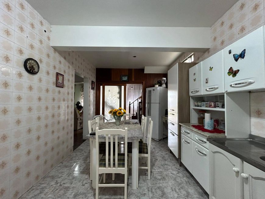 Sobrado à Venda no Bairro Fragata, Pelotas/RS - 274m² Útil, 4 Dorm., 4 Vagas, Churrasqueira, Aceita