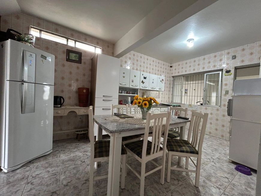 Sobrado à Venda no Bairro Fragata, Pelotas/RS - 274m² Útil, 4 Dorm., 4 Vagas, Churrasqueira, Aceita
