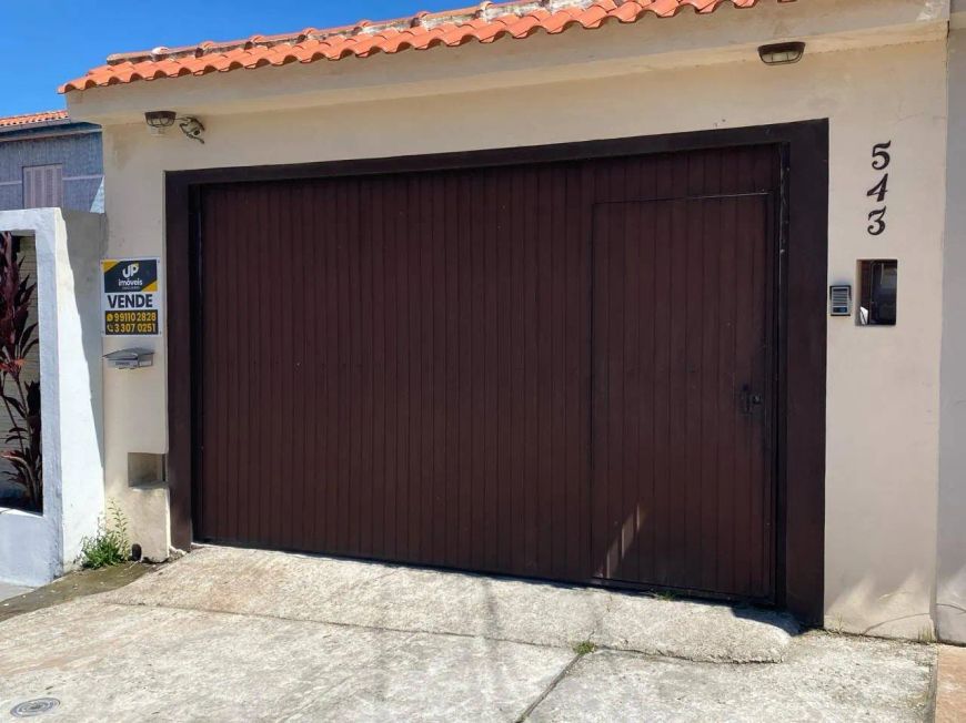 Casa à venda nas Três Vendas, Pelotas. 2 quartos, 2 vagas, piscina, churrasqueira, lavanderia, área