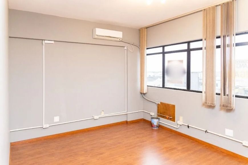 Sala comercial à venda ou para aluguel no Centro de Pelotas, RS, com 28 m² de área total e útil. Co