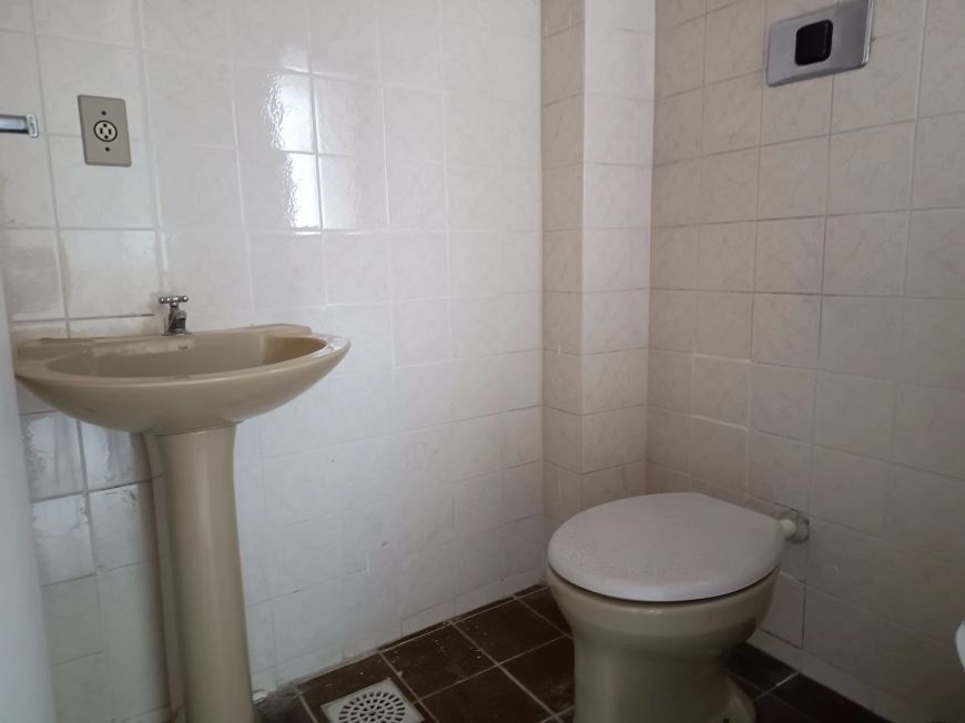 Sala comercial à venda no Centro de Pelotas, RS, com 24 m² de área útil, em andar alto, piso de cer