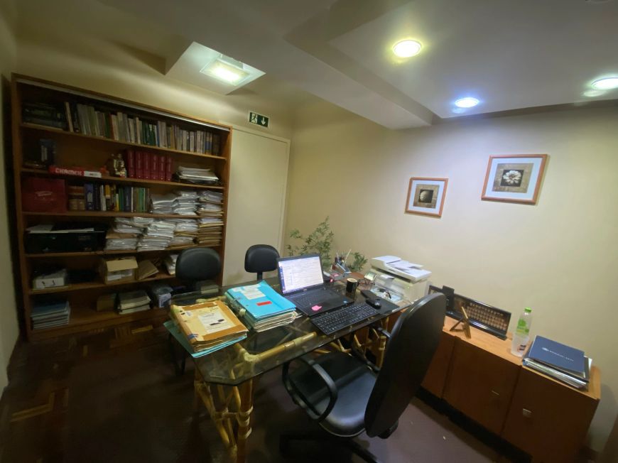 Sala comercial à venda na Galeria Antunes Maciel, centro de Pelotas. 2 salas, 1 banheiro. Elevador,