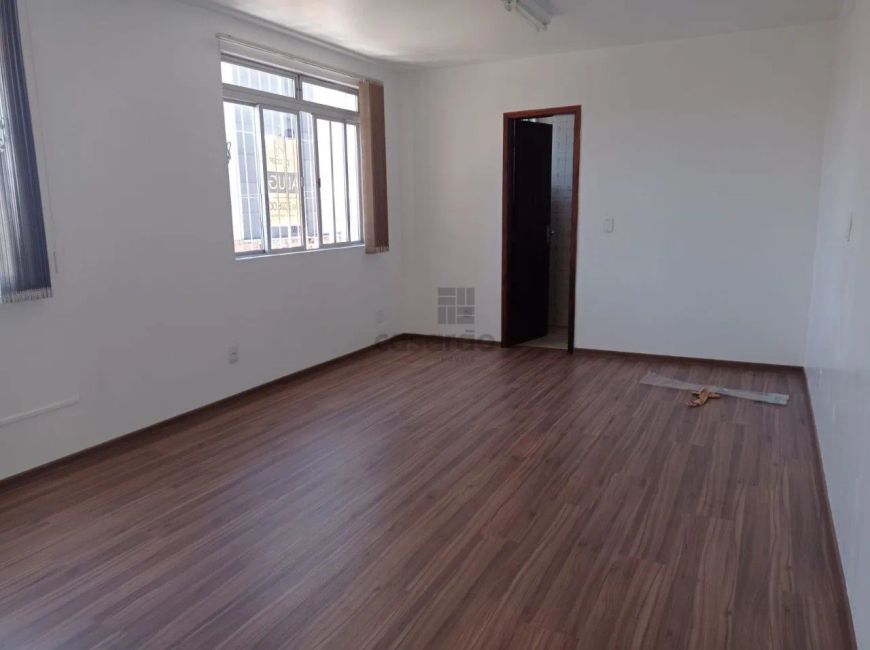 Sala comercial à venda no centro de pelotas