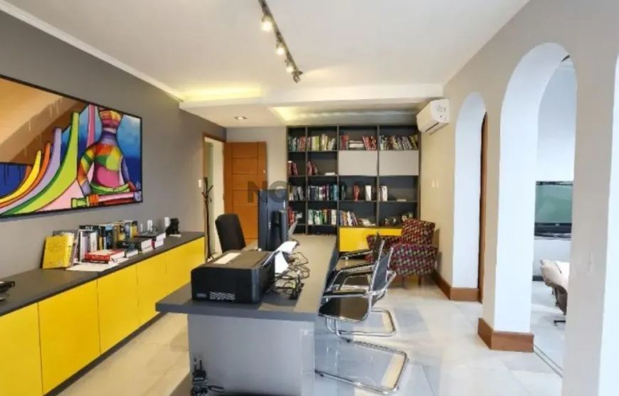 Sala comercial dois ambientes mobiliada com sacada no centro de Pelotas.