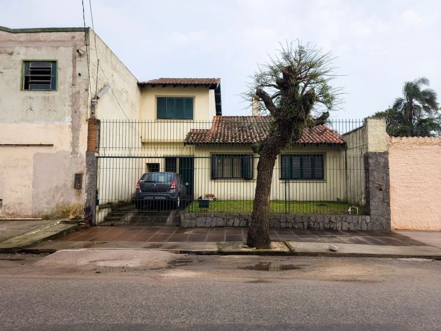 Sobrado à venda em Simões Lopes, Pelotas/RS: 3 dormitórios, sala, cozinha, lavanderia, área útil de