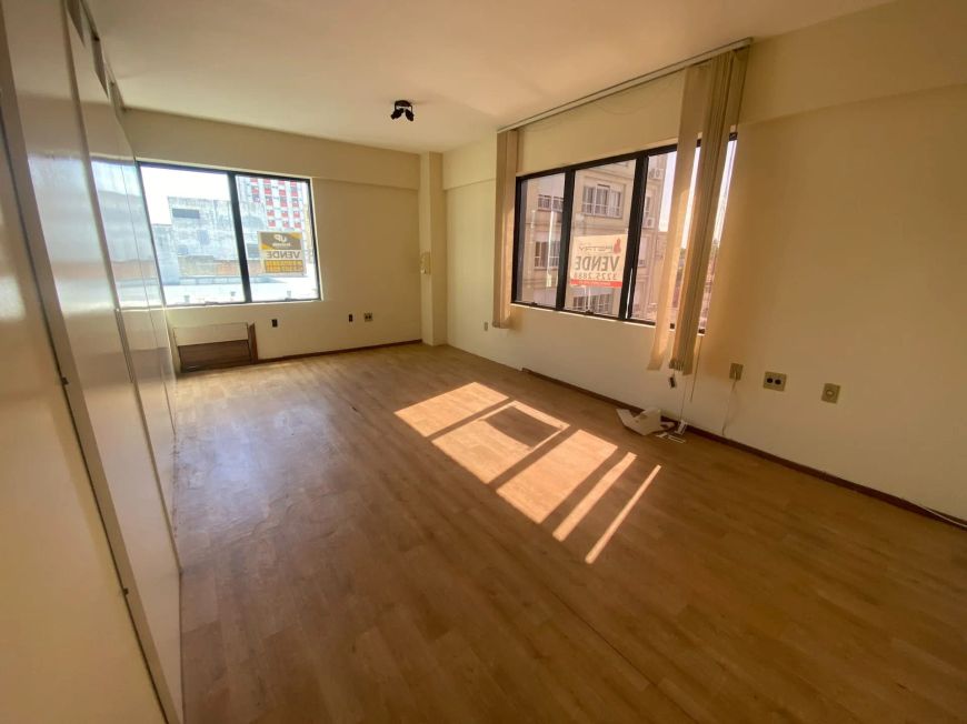 Sala comercial à venda muito bem localizada no Centro de Pelotas, venha conferir essa excelente opo