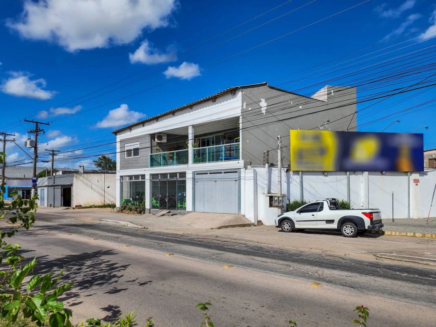 Loja para Locação em Três Vendas, Pelotas, RS: Espaço Versátil com Divisória e Piso em Porcelanato.