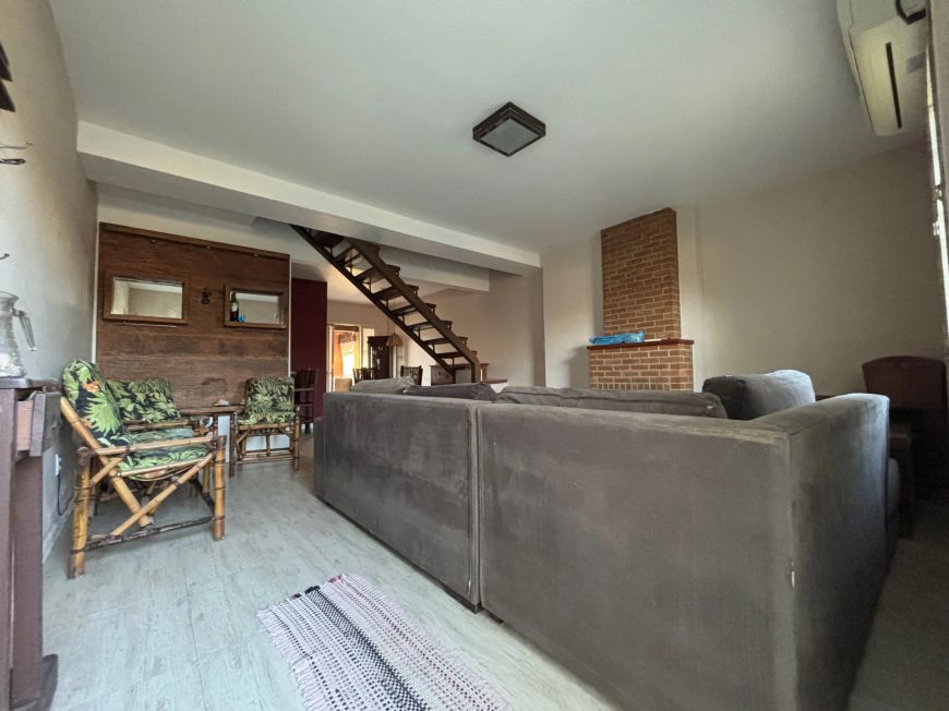 Sobrado à venda no Laranjal, Pelotas, RS, com 175 m² de área total e 150 m² de área útil. Conta com