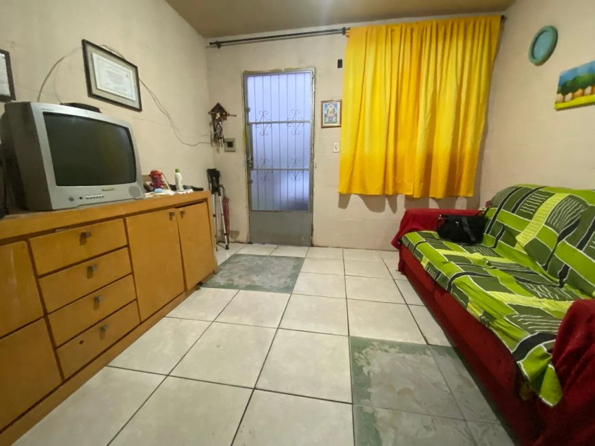 Sobrado à venda em Areal, Pelotas, RS. 60m² total, 44m² útil, 2 dormitórios, sala, cozinha, banheir